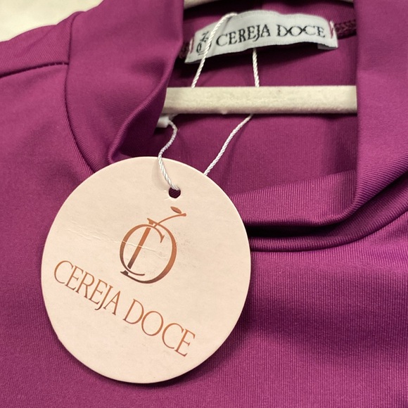 crop top w/ puff ruched sleeves
Made in Brazil Sz Sm/Med. plum color - Picture 3 of 3